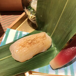 六本木 kappou ukai - 笹寿司の中身は帆立なんですよ〜！
            こんなん好きに決まってますよ