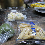 庚申酒場 - 栄太郎のよもぎ餅とおつまみを頂きました