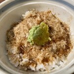 櫻蕎麦 河内庵 - わさびご飯　花かつお　かえしを掛けて