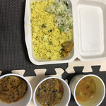 サンジャイ パルセル フードショップ - 料理写真:ご飯はパラパラ、短めインディカ米。右からサンバール、コーリコロンブ、コーリギッザルドトック
