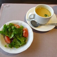厳選洋食さくらい - オムライスセット デミグラスソース ハーフ：スープ、サラダ