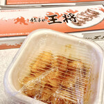 餃子の王将 - 料理写真:海老のチリソース　680円、餃子　259円×4、土産箱代　10円×3