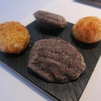 ヴァリノール - アミューズ：オリーブのマドレーヌにチーズのシュー