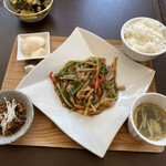納屋橋中華 yujians kitchen - 定食にすると＋380円　ご飯　スープ　小鉢　杏仁豆腐