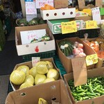 楽楽生鮮 - 手前が生のドリアン