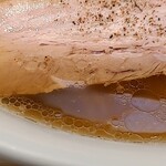 銀座 八五 - キレイなスープ　チャーシューにペッパーキャビアが…