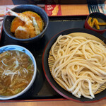 Kyuubee Ya - 定番の肉つけ汁うどん定食（ミニ天丼）
                        ランチメニューだとさらにお得に頂けるそうです