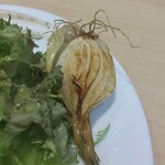 肉と野菜の農家イタリアン アリガト - 葉玉葱素揚げ　下な葉玉葱の葉(アンチョビソース)