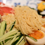 中華風家庭料理 ふーみん - 五目冷やしそば＠税込1,650円：麺はこんな感じ