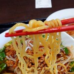 東京餃子軒 - 台湾ラーメンの麺アップ