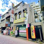 Hounan Sakaba Hadaka Denkyuu - 商店街の通りにあります。