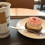 Sutabakku Su Kohi - ストロベリー&バナナのフラワーケーキとコールドブリュー珈琲