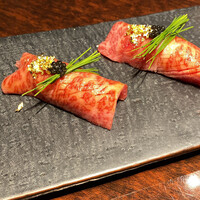 黒毛和牛焼肉 虎斑 北新地店 - 特選和牛握り