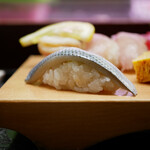 新富鮨 - 小鰭
            しっかり〆られた身から色濃い酸味を放ち、シャリと交われば江戸前の美味しさをしっかり表現！
