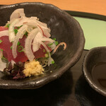 ぎんざ 山路 - お造りカツオ　新玉ねぎと生姜で 美味しいカツオ。醤油でいただきました。