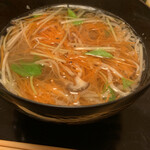 ぎんざ 山路 - 沢煮椀 人参、椎茸、ごぼうなど、細く細く、千切りにされたお椀。 多分、新潟の郷土料理がベースかと。 肉はなかったような、、、豚の背脂で野菜を炒めたのかな。 根野菜が好きなので、美味しくいただきました。