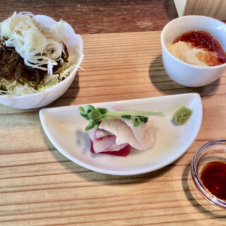 restaurant bio - 料理写真:前菜とお刺身とサラダ