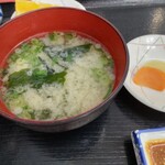 地魚食事処　さかなや - 味噌汁とおしんこ。