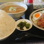 旭川ラーメン天山 - ラーメン定食(￥1000円)