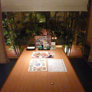 個室を基調とした店内。慶事・法事の会食にもご利用頂けます。