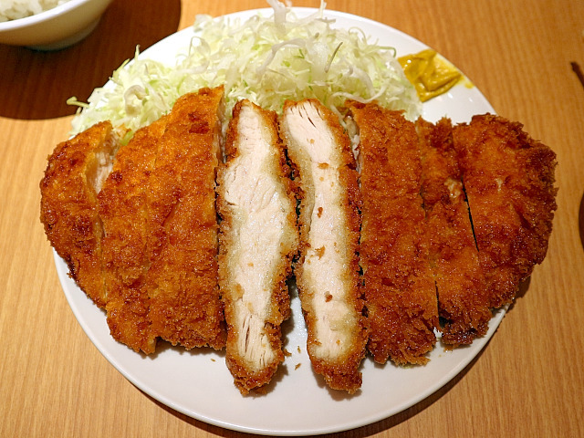 ①鶏ムネかつ定食（979円）