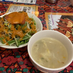 ネパールキッチン クマリ - ダブルカレーセットのスープとサラダ。オリジナルドレッシングが美味しい♪