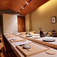 一宇 - 店内はカウンター８席、今宵は７席