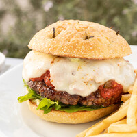 フィオレンティーナチーズバーガー フレンチフライ添え