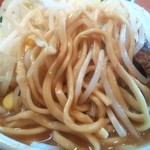 オーションの自家製麺は平打ちのウェーブ麺で180gは自分には十分な量