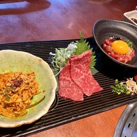蕃 YORONIKU - シロセンマイ、ウチモモの肉刺し、ユッケ