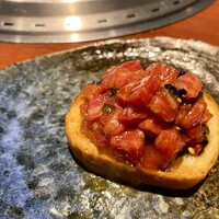 蕃 YORONIKU - ユッケをガーリックトーストにのせて