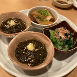 まるわ - おばんざい4品780円。奥から時計回りに牛すき煮、小松菜のおひたし、もずく酢×2。(もずくが好きすぎるため)