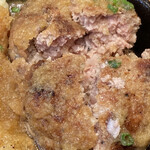 立飲みカドクラ - ハンバーグを割ります