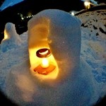 本家伴久 - 川沿いにミニかまくらが並ぶ(2013.Feb)