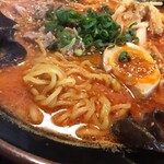 羅妃焚 - 旨辛味噌の麺をアップで