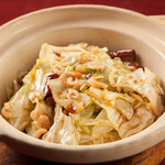 Stir-fried cabbage and dried shrimp in a clay pot