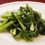 Stir-fried komatsuna with garlic