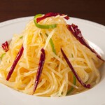 Shredded potatoes with chili oil