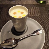 レストラン リューズ - アミューズ２つめ。ビシソワーズ。ビシソワーズと言ってるが、タマネギも使っているのでタマネギ由来の優しい甘さが感じられて美味ですね。