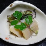 山ばな平八茶屋 - 若狭懐石：先付（みる貝と若ごぼうのお浸し）