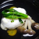 山ばな平八茶屋 - 若狭懐石：煮物椀（筍と帆立のしんじょう）