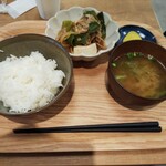 Gohanshokudou gombee - ご飯&味噌汁セットに 肉豆腐。