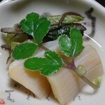 山ばな平八茶屋 - 若狭懐石：先付（みる貝と若ごぼうのお浸し）