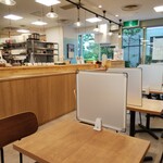 Gohanshokudou gombee - 店内。けっこうな大箱です。