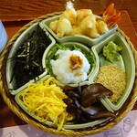 本家 尾張屋 - 宝来そば：薬味（海老のあられ揚げ、錦糸卵、椎茸煮、九条葱、大根おろし、刻み海苔、すり胡麻、わさび）