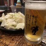 Hakuritabaihambee - お通しのキャベツと生ビール中