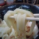 Tsurumaru Udon - 麺持ち上げ～