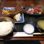 Binchousumi Biyaki Jige - 鮪かま炭火焼（小）と刺身のセット