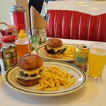 PENNY'S DINER - チェダーチーズバーガーとFounders ALL DAY IPA