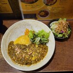 SPICY CURRY 魯珈 - 大葉ジェノベーゼ豚キーマカレーとぷちサラダ